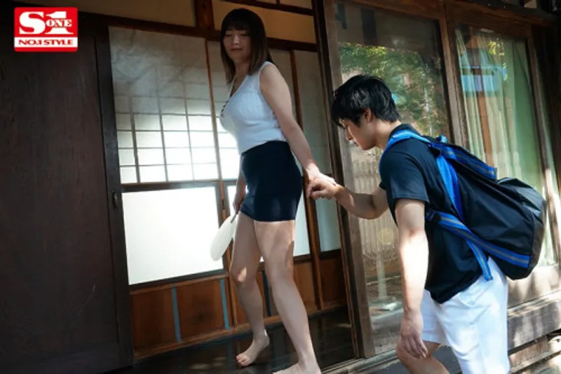 Anh chàng dâm dục chim khi nhìn trộm em họ địt trộm với chồng