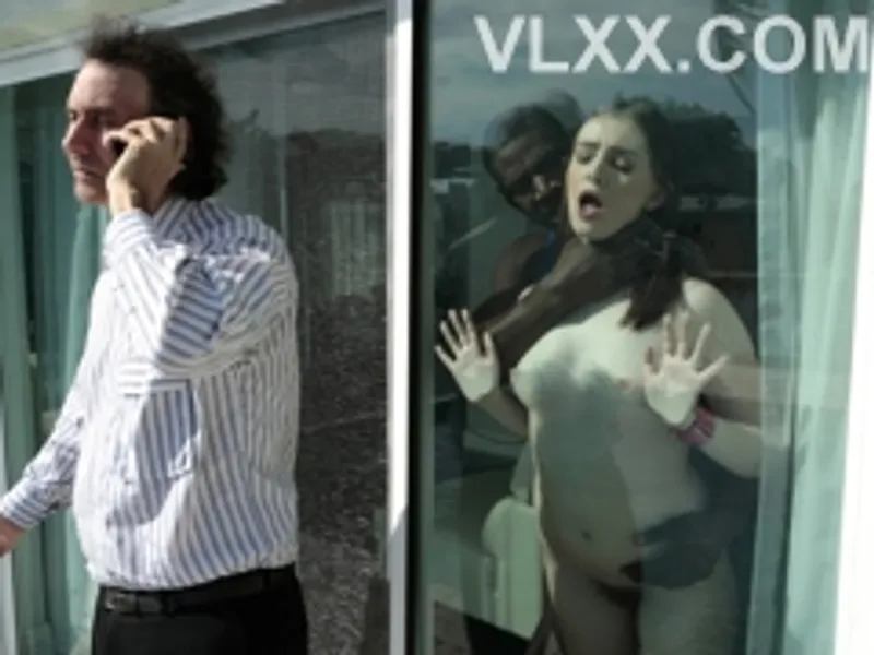 Dẫn bạn gái da đen về nhà chơi rồi ngoại tình trước mặt ba mình