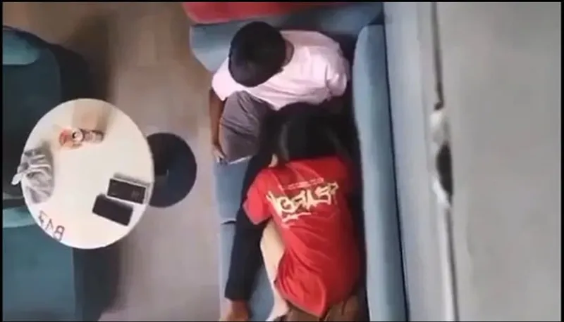 Quay lén bạn gái liếm liếm cho em ghệ nơi công cộng