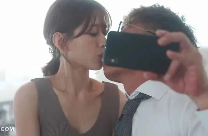 Thấy vợ yêu hơi lạ, gã chồng xem điện thoại cô vợ và thấy cảnh địt với tiền bối của mình