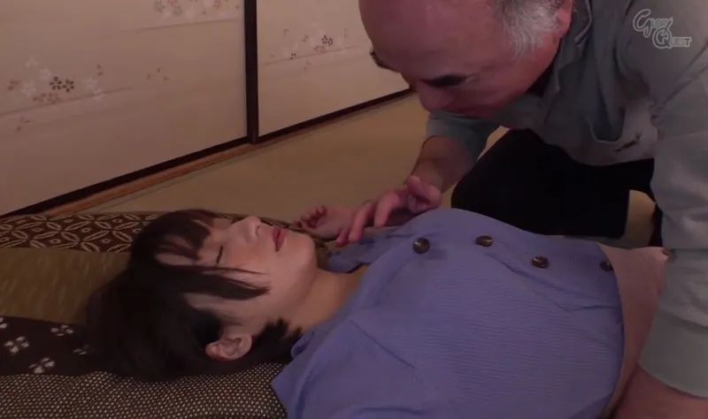 Bố gã chồng vô tình làm người tình của con trai ngất xỉu rồi sau đó …