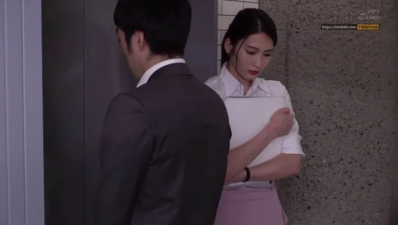 Em thư ký khốn khổ bị tiền bối bắt vào khách sạn phục vụ đối tác