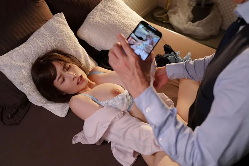 Tiền bối chuốc thuốc em thư ký bắt chịch cả đêm khi đi làm ăn xa